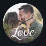 Relógio Grande AMAR Manutenção Elegante de Script Simples Moderno<br><div class="desc">Elegante manutenção moderna do casamento para Newlyweds,  Dia de os namorados,  aniversários,  mostrando seu casamento ou foto de noivado favoritos com a caligrafia moderna lendo LOVE sobre seus nomes personalizados e data sobre um gradiente escuro para fazer a tipografia se destacar.</div>