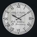 Relógio Grande Aniversário de Casamento de 5 da Rustic Wood<br><div class="desc">O presente clássico para o 5 é madeira. Com isso em mente, criamos este design moderno de 5º aniversário de madeira russa com os números romanos, seus nomes e data do casamento. Design composto por Holiday Hearts Design (direitos reservados). Se você tiver alguma dúvida ou precisar de assistência com o...</div>