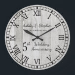Relógio Grande Aniversário de Casamento de 5 da Rustic Wood<br><div class="desc">O presente clássico para o 5 é madeira. Com isso em mente, criamos este design moderno de 5º aniversário de madeira russa com os números romanos, seus nomes e data do casamento. Design composto por Holiday Hearts Design (direitos reservados). Se você tiver alguma dúvida ou precisar de assistência com o...</div>