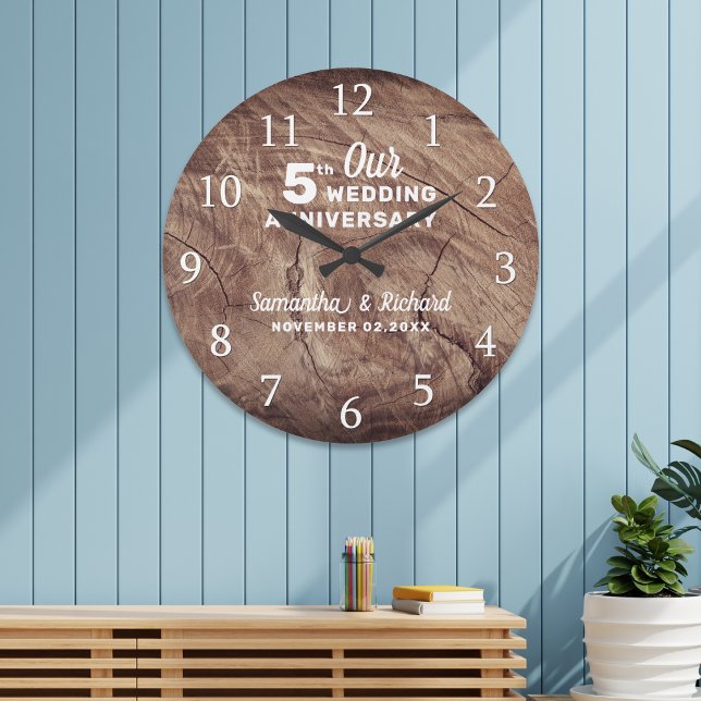 Relógio Grande Aniversário de Casamento de 5 da Rustic Wood Perso (Rustic Wood Personalized 5th Wedding Anniversary Large Clock)