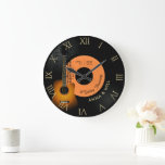Relógio Grande Aniversário de Casamento de ruas do Violão de Músi<br><div class="desc">Um relógio clássico, elegante e personalizado de aniversário de casamento que apresenta um histórico de vinil (isto é uma ilustração, não um registro real), números romanos, tipografia moderna, um violão acústico e uma partitura musical. Um belo presente de casamento personalizado ou presente de aniversário para um jovem - e jovem...</div>