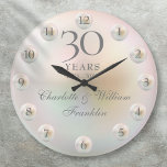Relógio Grande Aniversário de Casamento do 30 de Pearl do Script<br><div class="desc">Apresentando lindas pérolas,  este relógio de 30 de casamento chic pode ser personalizado com sua informação especial de aniversário de pérolas em um fundo de pérolas. Projetado por Thisnotme©</div>