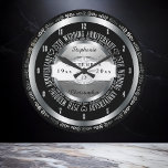 Relógio Grande Aniversário de Casamento Elegante de 25 Negra e Pr<br><div class="desc">Uma vida de compromisso merece a qualidade de um presente personalizado. Deixe o casal importante saber o quanto eles o inspiram com nosso tom original de preto e prata design de vinte e cinco anos. Personalizar com nomes, bem como data de casamento e data de aniversário. Design original criado por...</div>