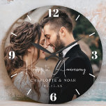 Relógio Grande Aniversário de Casamento Personalizado<br><div class="desc">Comemore seus momentos especiais com nosso relógio grande de aniversário de casamento personalizado, com um design moderno com roteiro chic. Personalize-o com a sua foto de casal favorita para criar um presente elegante e significativo de aniversário, perfeito para celebrar o seu dia de casamento ou como uma única vitória de...</div>