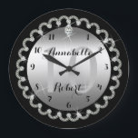 Relógio Grande Aniversário do Elegante 10th Silver e Diamantes<br><div class="desc">Opulent elegance enquadra esta design de aniversário de casamento em um único design de diamante escallotado com diamante de lágrima central com faíscas adicionadas. Design original por Holiday Hearts Design (todos os direitos reservados). Se você precisar de assistência ao design para personalizar as suas necessidades exclusivas, envie um e-mail para...</div>