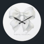 Relógio Grande Arco Branco Trendy Personalizado Com Monograma De<br><div class="desc">Adicione um toque de elegância e personalização a qualquer espaço com o Arco Branca de Trendy Personalizado com o nome Monograma Large Clock. Este relógio sofisticado apresenta um design arco branco na moda, perfeito para aqueles que apreciam um encanto estético e vintage. Ideal para o quarto de uma menina, este...</div>