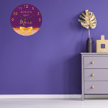 Relógio Grande Arco de ouro rosa roxo da melhor mãe do mundo<br><div class="desc">Elegante, clássico, glamouroso e feminino. Um arco de cor dourada e uma fita com brilho e brilho falsa de cor rosa dourado, um pouco de luxo para um presente de aniversário, guardar o saquê ou um presente de Dia de as mães para a sua mãe. Fundo roxo. Com o texto:...</div>