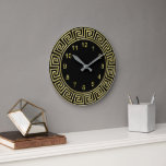 Relógio Grande Art Deco Dourado Black Grego Key Border Marcadores<br><div class="desc">Borda-chave grega negra Dourada Art-Deco,  Dourado Relógio de Muro  

 Uma clássica fronteira de ouro com a arte em um fundo negro.  Os marcadores numéricos também estão em ouro.</div>