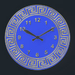Relógio Grande Art Deco Dourado Borda chave grega azul DIY Fundo<br><div class="desc">Borda-Chave Grego Azul Dourada Art, Marcadores Dourados Relógio De Parede, Escolha Sua Própria Cor - Espalhar Um limite clássico de ouro de deco de arte em um plano de escolha de cor do Faça você mesmo (inicialmente definido como Grego Azul). Os marcadores numéricos também são dourados. Observe que este é...</div>
