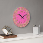 Relógio Grande Art Deco Dourado Cor-de-rosa-quente Limite-chave g<br><div class="desc">Borda-chave grega rosa-quente Dourada Art-Deco, Relógio de Parede dos Marcadores Dourados, Escolha o seu próprio Fundo de cor DIY =========== Uma borda dourada clássica de deco de arte num fundo de Escolha de cor Do It Yourself (inicialmente definido como Rosa-quente). Os marcadores numéricos são dourados. Observe que este é um...</div>