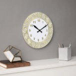 Relógio Grande Art Deco Dourado — Marcadores Dourados da fronteir<br><div class="desc">Borda Chave Grega Branca Dourada Art-Deco,  Muro de Marcadores Dourados Relógio Uma fronteira de ouro clássico com deco de arte em um fundo branco. Os marcadores numéricos também estão em ouro.</div>