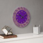 Relógio Grande Art Deco Dourado Roxo Limite da Chave Grega DIY BG<br><div class="desc">Borda de Chave Grego Roxo Dourada Art-Deco, Relógio de Parede dos Marcadores Dourados, Escolha a sua Própria Cor - Plano de Fundo DIY ======= Uma borda dourada clássica de deco de arte em um plano de Escolha de Cor Do It Yourself (inicialmente definido como Roxo). Os marcadores numéricos são dourados....</div>