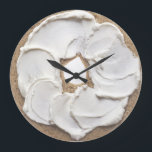 Relógio Grande Bagel e queijo creme Novelty<br><div class="desc">Bagel e nata recheados de queijo,  relógio de novo...  comida divertida de relógios temáticos de Ricaso. perfeito para a sua cozinha e será um ponto de conversa durante anos</div>