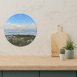 Relógio Grande Bela casa de praia Fotografia sunset<br><div class="desc">Este quadro pictuesco relógio de fotografia de praia com números brancos do Destin Florida mostra o lindo pôr do sol rosa e laranja tocando suavemente as ondas do oceano acima da areia e do mar. Adorável decoração de casa à beira do seu lugar de férias favorito ou cidade natal.</div>