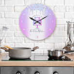 Relógio Grande Bolaria de bolos Odontologia de chef Roxos<br><div class="desc">Faça uma impressão na moda com este elegante, sofisticado, simples e moderno relógio personalizado de nomes. Um bolo de 2 camadas cintilante, roxo, rosa, azul, tipografia escrita à mão com script e gotas de brilho sobrepõem-se a um fundo azul-roxo azul-púrpura falso metálico. Personalize com seu nome de cheio, negócios ou...</div>