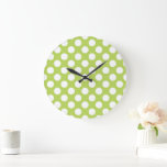 Relógio Grande Bolinhas verdes, padrão de Bolinhas, pontos, ponto<br><div class="desc">Padrão de bolinhas bonito,  divertido e adorável em verde e branco. Presente moderno e moderno,  perfeito para o amante das bolinhas em sua vida.</div>