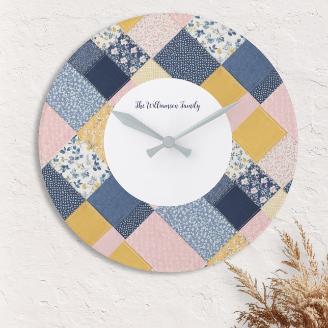 Relógio Grande Bonito Faux Patchwork Russe Country Farmhouse (A pretty clock with a faux patchwork effect, personalized with a name)