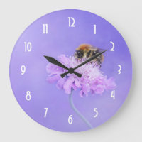 Bumble Bee pregada em uma flor rosa