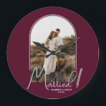 Relógio Grande Burgundy, Foto do Arch de Casamento<br><div class="desc">Um especial de manutenção mostra sua foto de casamento em um design de arco elegante com o texto "Casado" em cartaz chic juntamente com seus nomes e data de casamento em um pequeno ou grande relógio de parede. Um belo presente para a sua família e uma memória fabulosa para mostrar...</div>