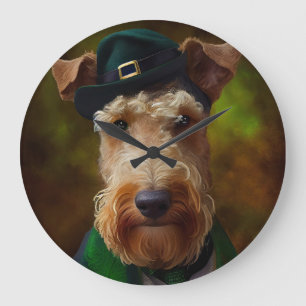 Relógio Grande Cachorro de Airedale na Rua. Dia de Patrick