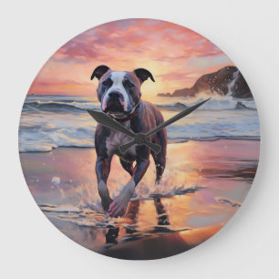Relógio Grande Cachorro Sandy American Staffordshire na Praia ao