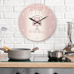 Relógio Grande Cake Bakery Pastelaria Chef Rosa com Glitter Doura<br><div class="desc">Faça uma impressão na moda com este elegante, sofisticado, simples e moderno relógio personalizado de nomes. Um bolo esparso, rosa dourado, de 2 camadas, uma tipografia escrita à mão e gotas de brilho sobrepõem um fundo fino de ouro-rosa metálico. Personalize com seu nome de cheio, negócios ou outras informações. Sua...</div>
