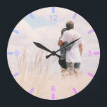 Relógio Grande Casais De Amor Modelo De Foto Com Números De Dígit<br><div class="desc">Zaubershirts Design - Um design romântico com um modelo de fotografia.
Personalize facilmente este relógio com sua foto ou imagem.
Para personalização adicional,  solte-me facilmente uma mensagem abaixo. 
Ficaria mais do que feliz em tornar realidade seus desejos de design! 
www.zazzle.com/store/zaubershirts www.zazzle.com/store/youropea_papeterie</div>