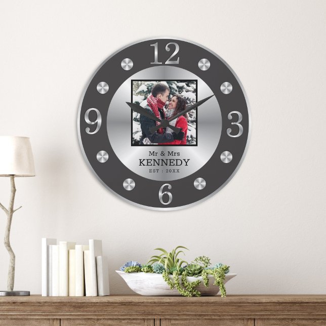 Relógio Grande Casamento Fotográfico de nome preto e prata elegan (Elegant Black And Silver Custom Name Photo Wedding Large Clock)