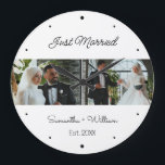 Relógio Grande Casamento Fotográfico do recem casados 2<br><div class="desc">Comemore seu dia especial com este elegante relógio de casamentos personalizado, projetado para mostrar seus momentos queridos. Este relógio apresenta uma bela colagem horizontal de duas fotos que você pode personalizar com suas fotos favoritas de casamento ou noivado. Abaixo do belo roteiro de "Recem casados", adicione seus nomes e a...</div>