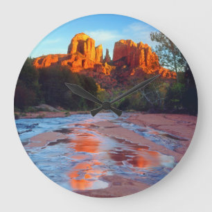 Relógio Grande Catedral Rocha refletindo em Oak Creek no Sunset