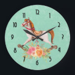 Relógio Grande Cavalo Rocking Vintage com Buquê Floral<br><div class="desc">Um relógio com uma imagem charmosa e fantasiosa de um cavalo de balanço antiquado com um bonito buquê floral a rosa e amarelo. O fundo é uma cor damasco verde-clara.</div>