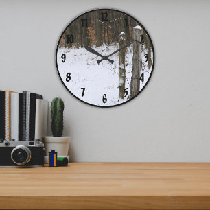 Relógio Grande Cerca Rural Posta Cena no Fundo Nacional