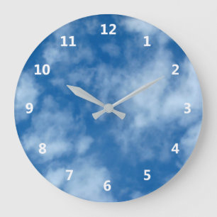 Relógio Grande Céu Azul com Nuvens Foto e Números Brancos
