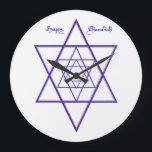 Relógio Grande Chanukah Blue Stars<br><div class="desc">Chanukah está aqui! Neste relógio giro. Três estilos de relógio e "mãos" pretas ou cinzas lhe dão algumas opções. O que estou mostrando é grande redondo e preto "mãos". Decore sua casa, escritório ou estúdio para o feriado! Você também pode encontrar minha arte em cartas, plástico de presentes, pratos e...</div>