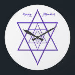 Relógio Grande Chanukah Blue Stars<br><div class="desc">Chanukah está aqui! Neste relógio giro. Três estilos de relógio e "mãos" pretas ou cinzas lhe dão algumas opções. O que estou mostrando é grande redondo e preto "mãos". Decore sua casa, escritório ou estúdio para o feriado! Você também pode encontrar minha arte em cartas, plástico de presentes, pratos e...</div>