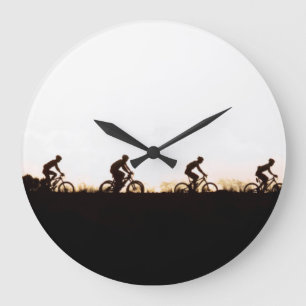 Relógio Grande Ciclistas de Mountain Bike Fazendo Seu Caminho Sob