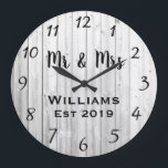 Relógio Grande Cinza russa personalizada personalizada<br><div class="desc">Um design personalizado bonito, único, do tipo, apresenta uma madeira de cinza falsa-rústica com personalização negra, seus nomes em um design de cobertura de fontes de script e o sobrenome e ano estabelecidos em um roteiro em negrito com um fundo de efeito de madeira impresso. Personalize este relógio adicionando suas...</div>