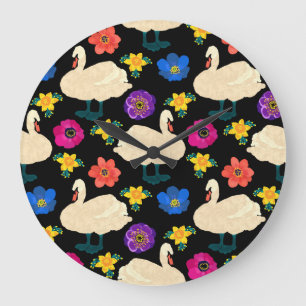 Relógio Grande Cisnes, flores, fundo preto desenhado à mão.