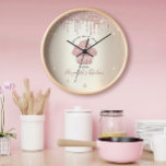 Relógio Grande Colírio rosa Coletor de Cupcakes Odontologia Chef<br><div class="desc">Faça uma impressão na moda com este elegante, sofisticado, simples e moderno relógio personalizado de nomes. Um cupcake de ouro brilhante, rosa, uma tipografia escrita à mão e pingos de brilho sobrepõem um fundo de ombre de ouro de champanhe metálico. Personalize com seu nome de cheio, negócios ou outras informações....</div>