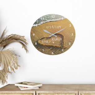 Relógio Grande Coração na Praia Costa Vista do Oceano Tropical