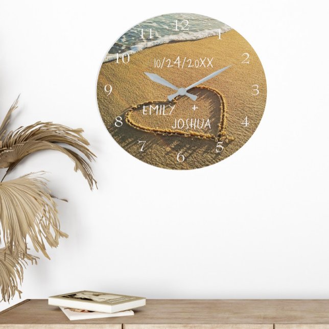 Relógio Grande Coração na Praia da Costa Vista do Oceano Tropical (Criador carregado)