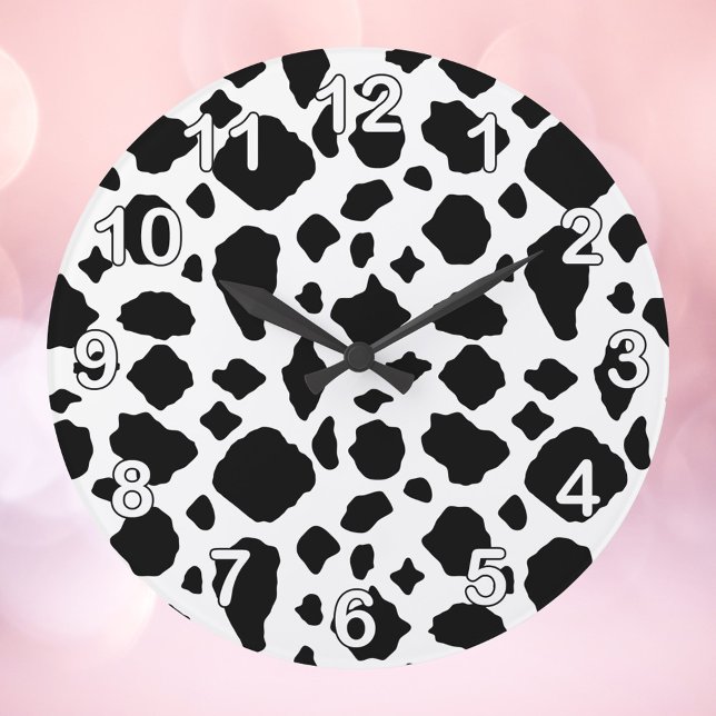 Relógio Grande Cow Pattern Rustic Farmhouse Black and White (A clock with a black and white cow pattern with white numbers )