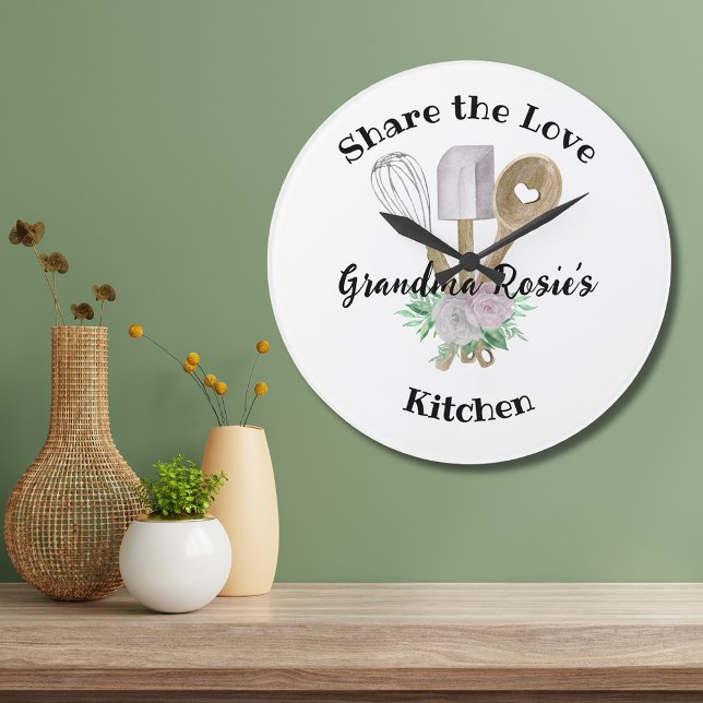 Relógio Grande Cozinha da avó | Partilhar o Amor Personalizado (Add Grandma's name to this Share the Love of Grandma's Cooking round clock with watercolor utensils.)