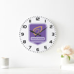 Relógio Grande Crachá de abacate minimalista em roxo e Dourado<br><div class="desc">Adicione um toque de diversão e frescura a sua casa com este Símbolo Avocado em um Relógio de Parede de Fundo Puro. Este design tocável apresenta um ícone vibrante verde abacate posicionado contra um pano de fundo roxo rico, criando uma estética viva e moderna. Perfeito para cozinhas, salas de jantar...</div>