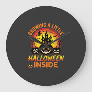 Relógio Grande Cultivando um Pequeno Halloween Dentro de uma Abób