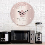 Relógio Grande Cupcake de padaria Chef Rosa de cozinha Dourada Gl<br><div class="desc">Faça uma impressão na moda com este elegante, sofisticado, simples e moderno relógio personalizado de nomes. Um cupcake de ouro brilhante, rosa, tipografia escrita à mão e pingos de brilho sobrepõem um fundo fino de ouro-rosa metálico. Personalize com seu nome de cheio, negócios ou outras informações. Sua escolha de um...</div>
