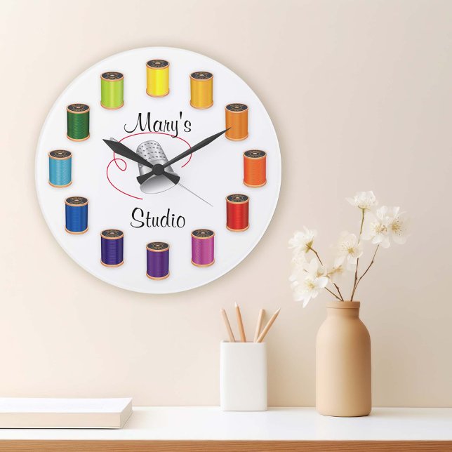 Relógio Grande Dedal, agulha e linhas Sewing (Time to Sew! Customize the text for this vivid large clock!)