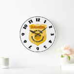 Relógio Grande Detetive Crachá Clock<br><div class="desc">Um legal crachá detetive. Esta design tem um crachá detetive com as palavras investigador misterioso escrito na parte inferior. Agora você pode ser um detetive. Este design de crachá detetive parece excelente neste relógio. Perfeito para si mesmo ou como presente</div>