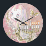 Relógio Grande Doce Menorah Girl<br><div class="desc">Uma pintura original em acrílicas intitulada "Menorah Girl". Uma bela e doce representação de uma jovem judia e de uma menorah ouro, cheia de velas brancas bonito. Arte original © por Angela Flemming. Todos Os Materiais Contidos Não Podem Ser Reproduzidos, Copiados, Editados, Modificados, Publicados, Transmitidos Ou Carregados Sem A Minha...</div>