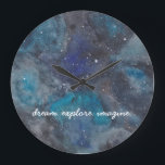 Relógio Grande Dream Explore Imagine o espaço de galáxias Inspira<br><div class="desc">Inspire o amante do espaço ou da ciência em sua vida com este relógio temático espacial que apresenta uma galáxia pintada à mão cheia de estrelas e planetas. Apresentando as palavras "sonho",  "explorar" e "imaginar". Texto totalmente personalizável. Parte de uma coleção de estúdios de encomendas.</div>